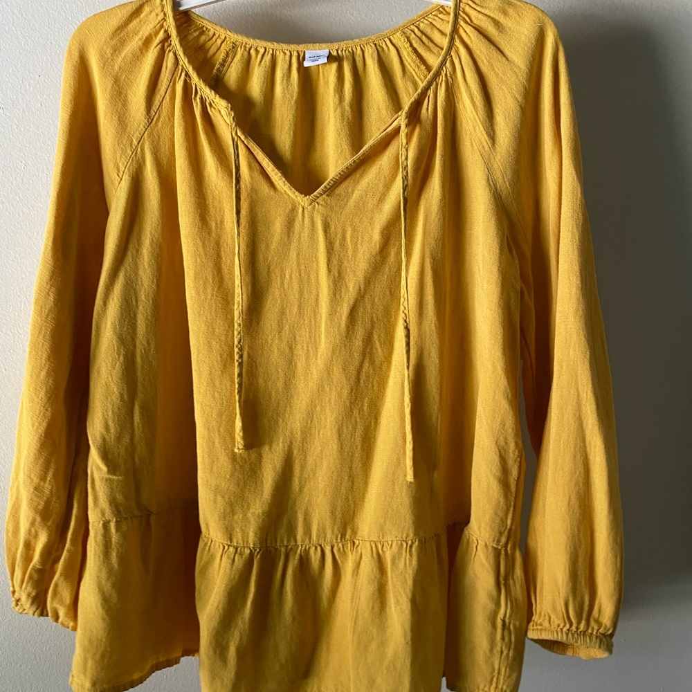 Summer top. Elastic sleeves, flowy hem. Medium.